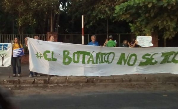 Protesta frente al MOPC para defender al Botánico - Nacionales - ABC Color