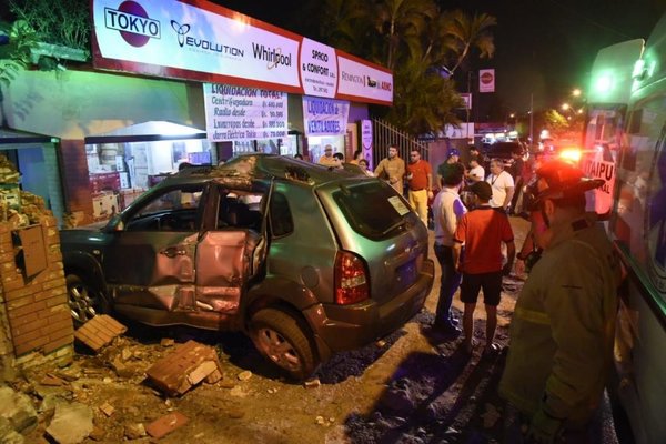 Chocó contra muro de una farmacia - Nacionales - ABC Color