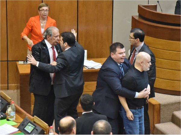 ANR y PLRA se pulsean en Senado por banca de Cubas