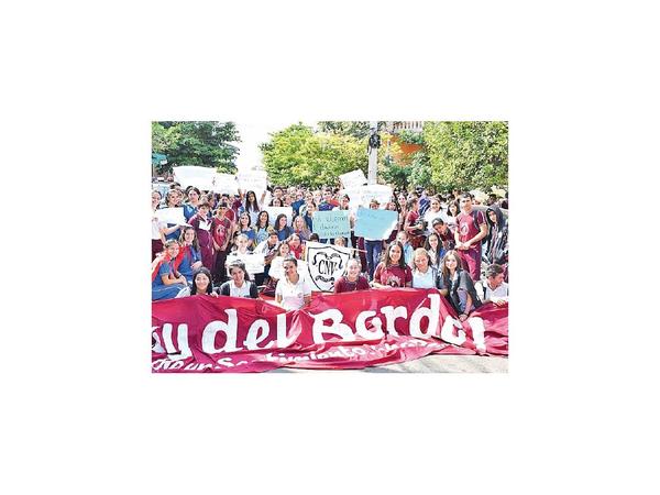 Estudiantes marcharon en Villarrica para exigir docente