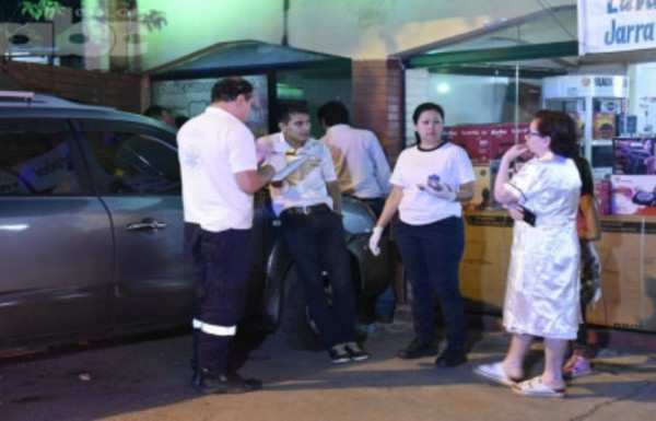 Perdió el control y chocó contra muro de una farmacia - Radio 1000 AM