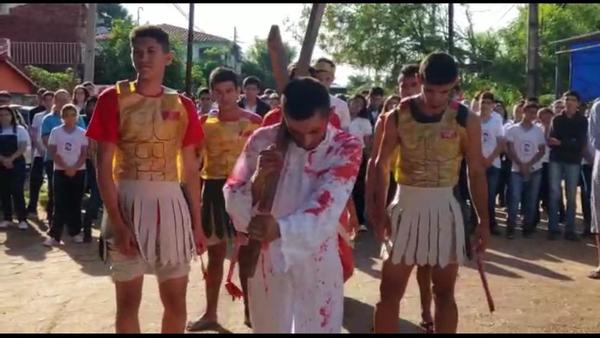 Viacrucis viviente con jóvenes de Don Bosco