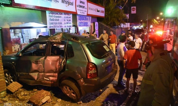 Chocó contra muro de una farmacia – Prensa 5