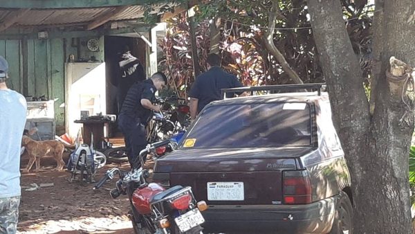 DOS DETENIDOS EN PLENO DESARME DE MOTOCICLETA ROBADA.
