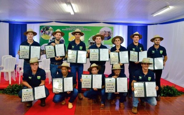 Egresan profesionales técnicos agropecuarios en Yguazú