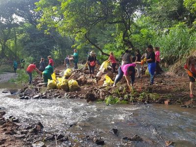 Continua limpieza del arroyo San Lorenzo | Paraguay en Noticias 
