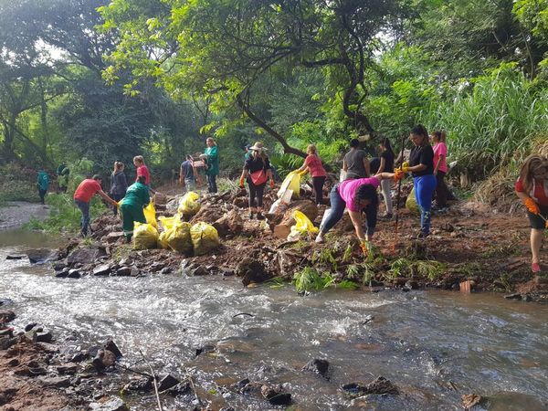 Continua limpieza del arroyo San Lorenzo | Paraguay en Noticias