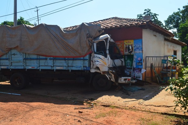 Camión choca contra una vivienda - ADN Paraguayo