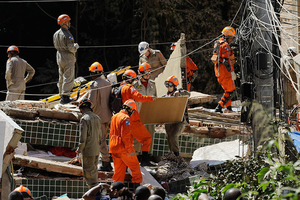 Siete muertos y 17 desaparecidos tras derrumbe de edificios en Río de Janeiro » Ñanduti