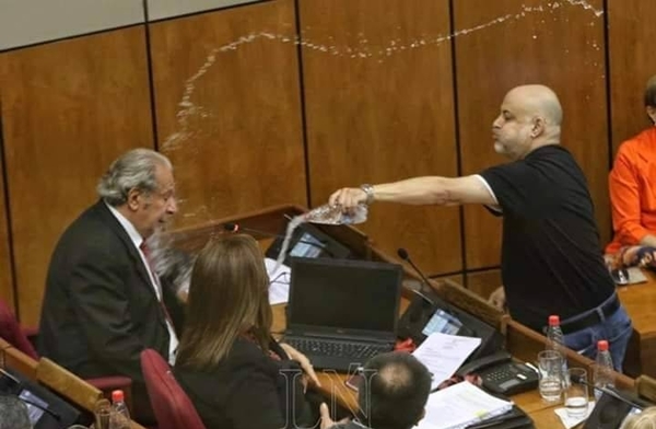 Ante botellitas de agua de Payo Cubas, sastrería presenta trajes impermeables | Paraguay en Noticias