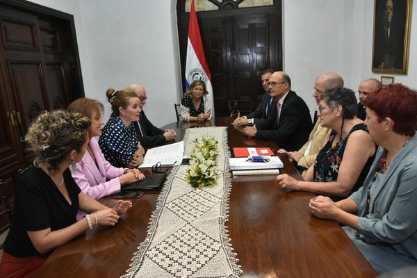 Destacan la labor científica de Moisés Bertoni en visita de delegación suiza » Ñanduti