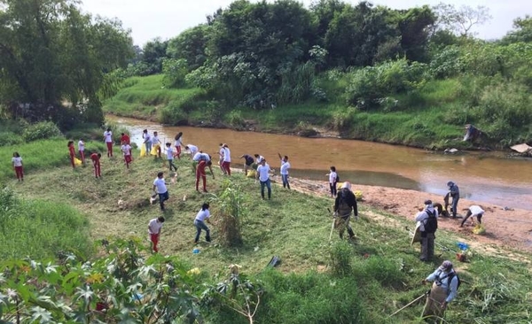 Pescadores de Remanso y pobladores hacen minga acuática en Roque Alonso | Paraguay en Noticias