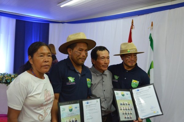 INDIGENAS ACHÉ DE ALTO PARANÁ RECIBEN TÍTULOS PROFESIONALES