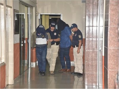 Tres aprehendidos tras intentar retirar millonario monto con cheques clonados | Paraguay en Noticias