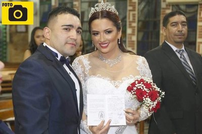 APÚROPE ¿Ex modelo se casó embarazada?