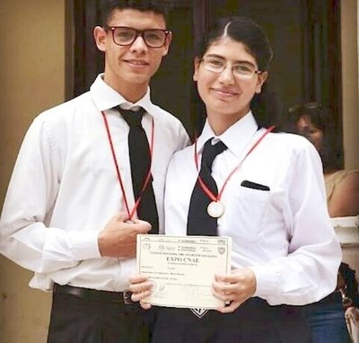 Jóvenes valé ojapo el chicle “blanquedor”