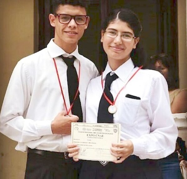 Jóvenes valé ojapo el chicle “blanquedor”