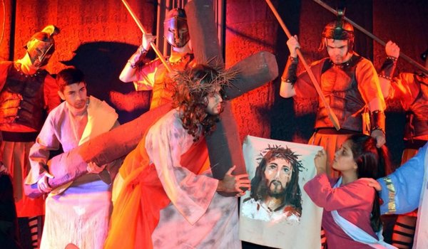 Miles de personas presenciaron la escenificación del vía crucis - Edicion Impresa - ABC Color