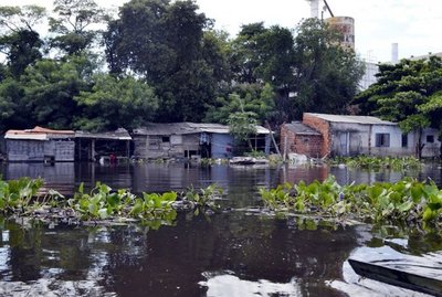 Decena de familias afectadas por crecida piden asistencia - Edicion Impresa - ABC Color
