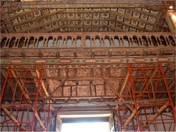 A 4 años de espera de restauración avanzan insectos y aves en templo