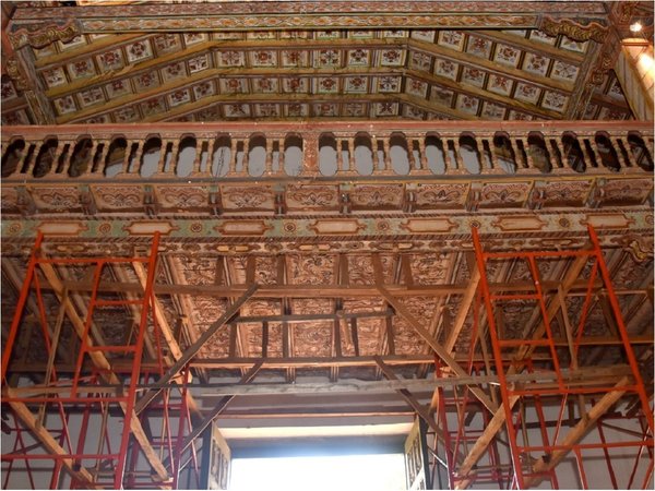 A 4 años de espera de restauración  avanzan insectos y aves en templo