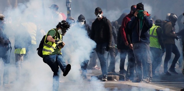 Batalla campal en Francia por otra movilización de “chalecos amarillos” - ADN Paraguayo