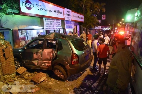 Joven pierde el control de su vehículo y choca contra una farmacia