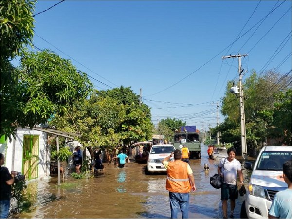 Cede muro de contención y agua avanza sobre viviendas en Sajonia