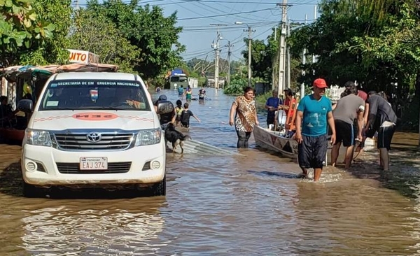 HOY / Muro de Sajonia cede y pobladores ya son alcanzados por el agua