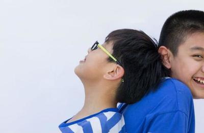El mejor amigo del mundo: niño carga a diario a su amigo discapacitado hasta la escuela - C9N