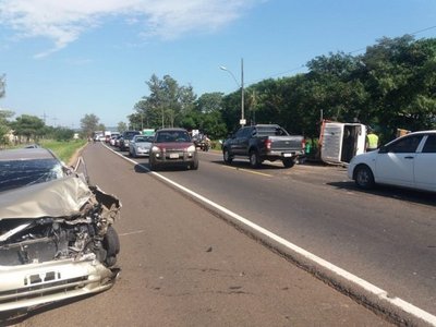 Choque y posterior vuelco en Ypacaraí - Nacionales - ABC Color