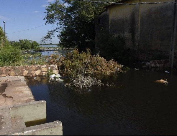 Cedió muro y afectó viviendas | Paraguay en Noticias