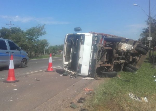 Choque y posterior vuelco en Ypacaraí | Paraguay en Noticias