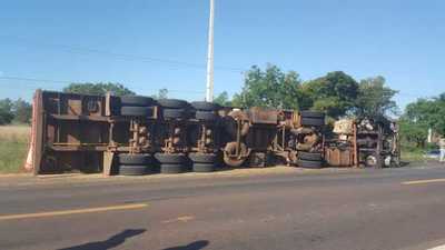 Camión con 30 mil kilos de soja vuelca en Concepción
