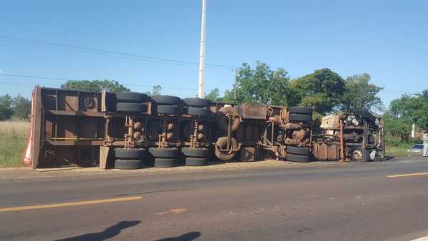 Camión con 30 mil kilos de soja vuelca en Concepción