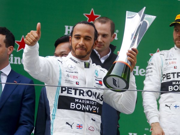 Hamilton gana en China y toma el liderato del Mundial de F1