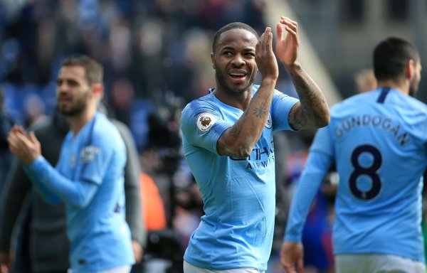 Manchester City vence y continúa al acecho