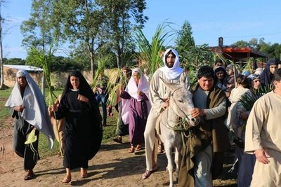 Jóvenes en Atyrá recrean la entrada triunfal de Jesús a Jerusalén - Nacionales - ABC Color