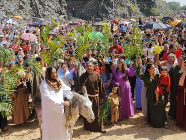 Miles de católicos celebran Domingo de Ramos con la bendición de palmas  | Paraguay en Noticias 