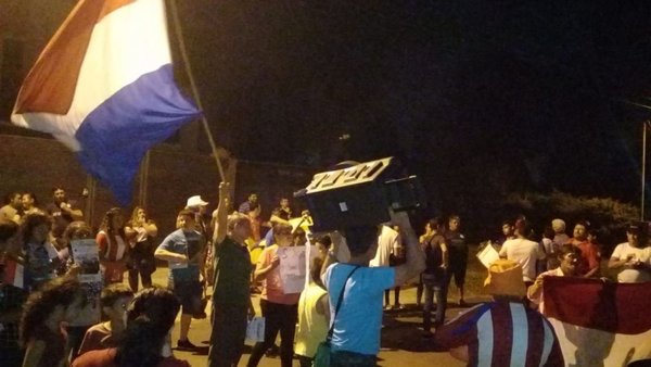 Escrachan a intendente y piden abrir calles | Paraguay en Noticias 