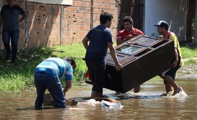 Prosiguen tareas de evacuación a familias afectadas por avance del agua en Sajonia | Paraguay en Noticias 