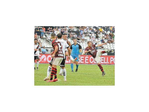 Flamengo da primer paso en final carioca