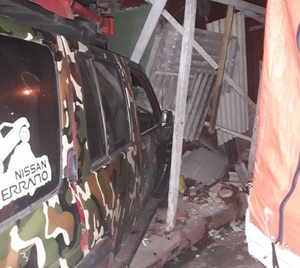 Camioneta derriba parte de una casa | Paraguay en Noticias