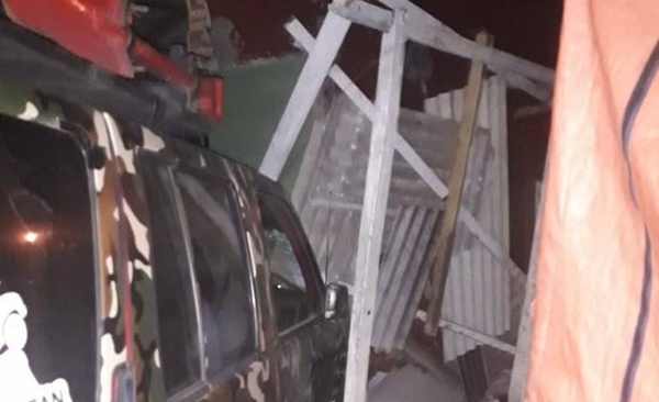 Camioneta se incrustó contra una casa en Fernando de la Mora | Paraguay en Noticias