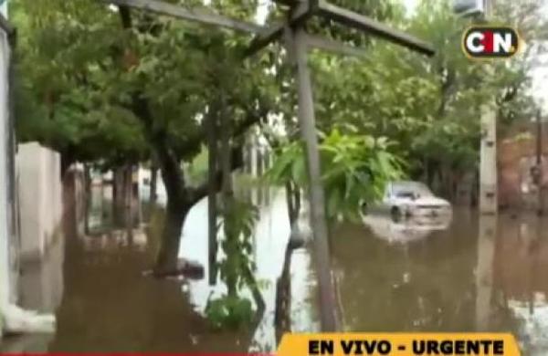 Se derrumbó muro y aguas del río Paraguay inundaron Villa Cangrejo - C9N