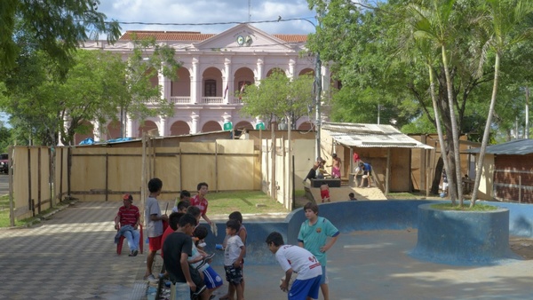 Algunas familias abandonan la plaza frente al Cabildo - ADN Paraguayo