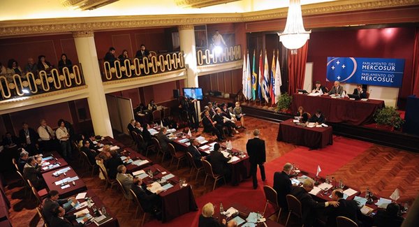Presidentes del Mercosur deciden suspender elecciones para el Parlasur