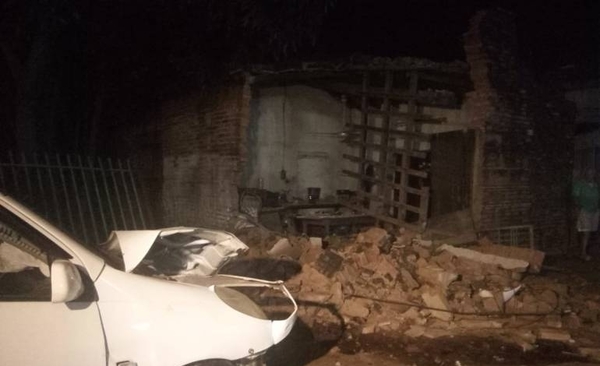 Vehículo derribó una muralla en Luque | Paraguay en Noticias