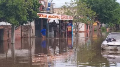 Tras riada, familias siguen evacuando Sajonia - Nacionales - ABC Color