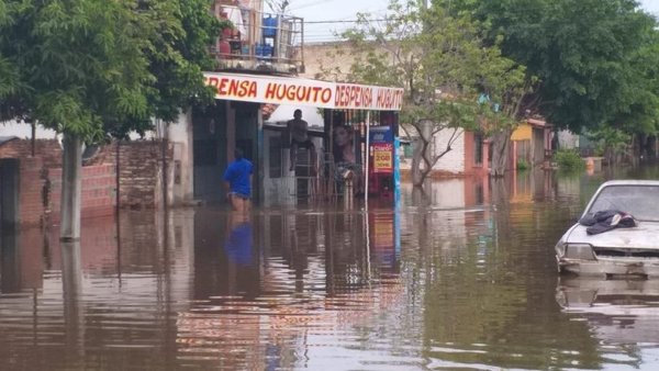 Tras riada, familias siguen evacuando Sajonia - Nacionales - ABC Color